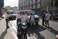 بالصور: مجموعة من الشبان يعتدون على اثنين من السوادنيين في شارع ايلات بيافا 